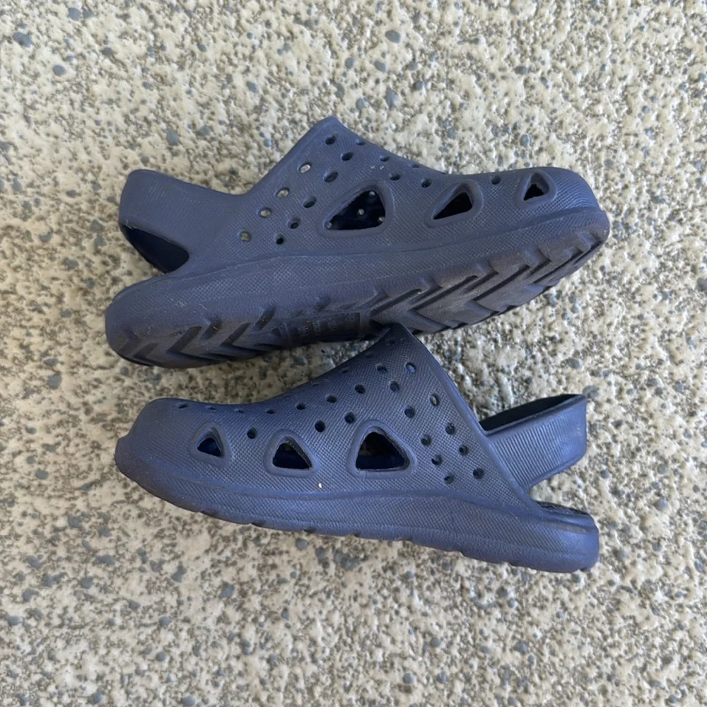 Totes Everywear kid’s navy blue casual heel strap rubber boat shoes size 5-6